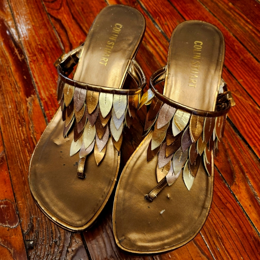 Womens 9 Colin Stuart golden bronze wedge with feather details